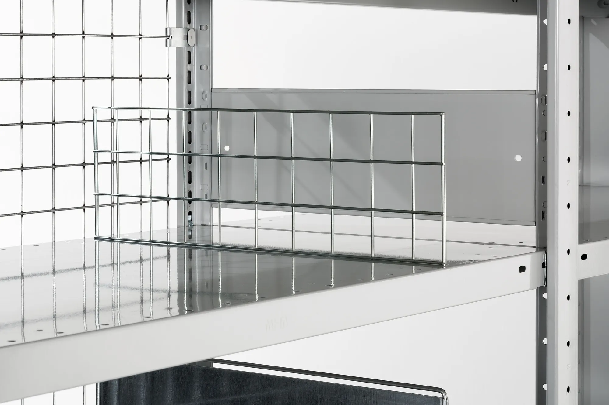 10 400D (370x150) free-standing mesh divider galv
